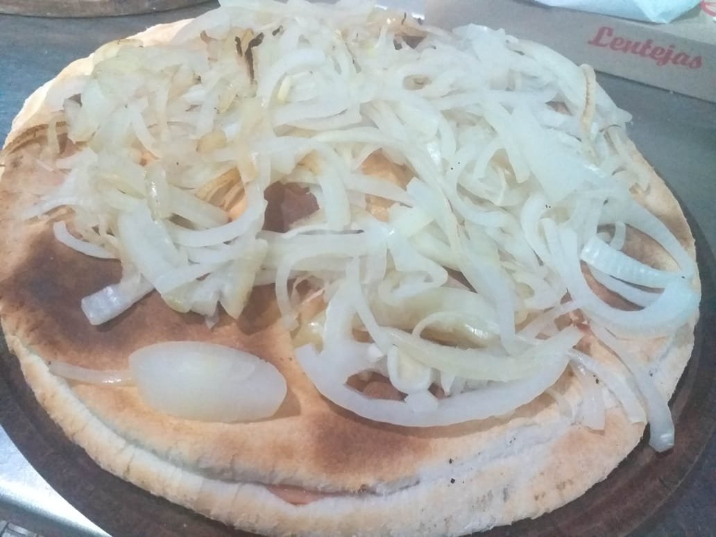 Fugazeta rellena grande
