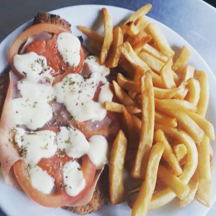 Milanesa napo con guarnición